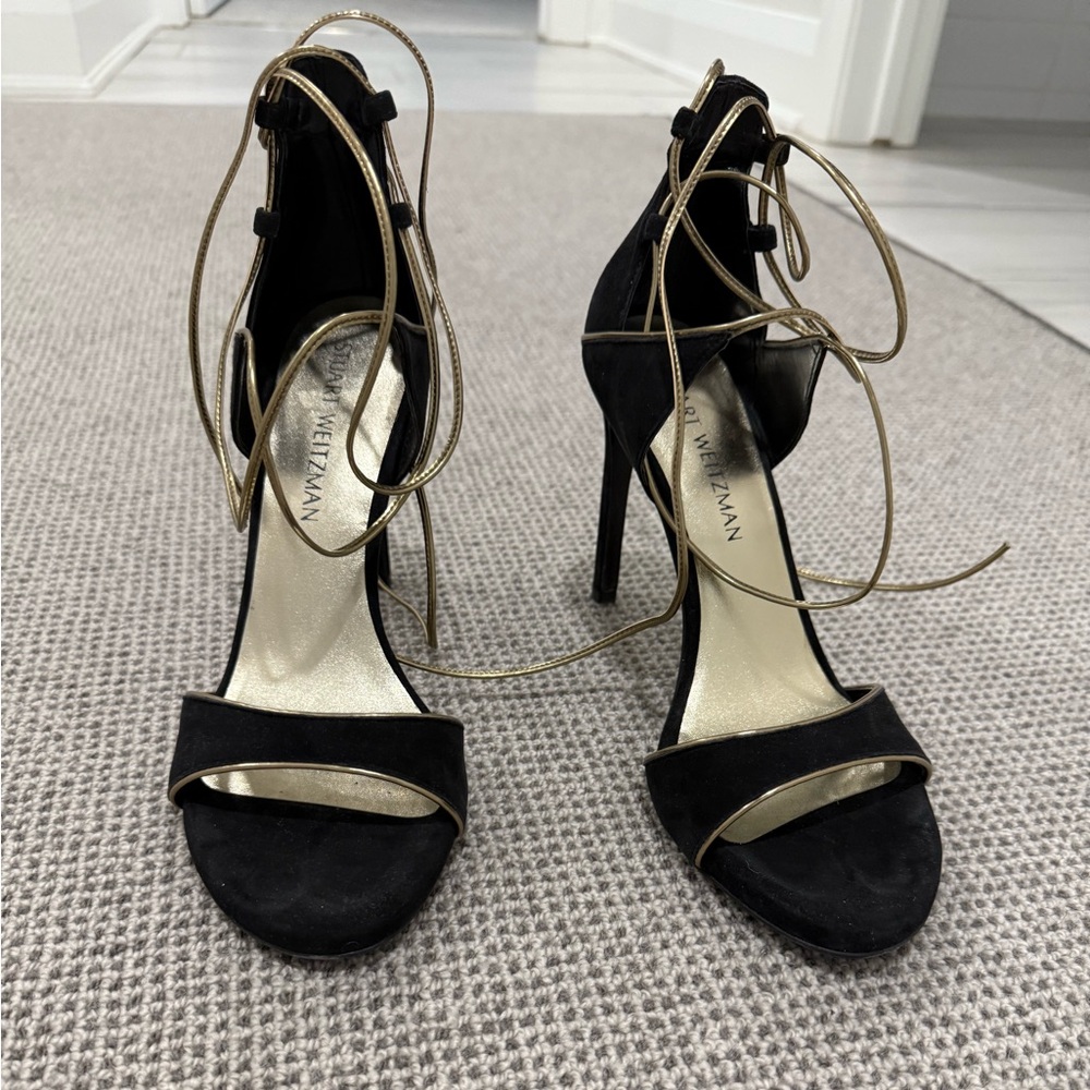 Stuart Weitzman heeled sandal. Black and gold.
Size 39